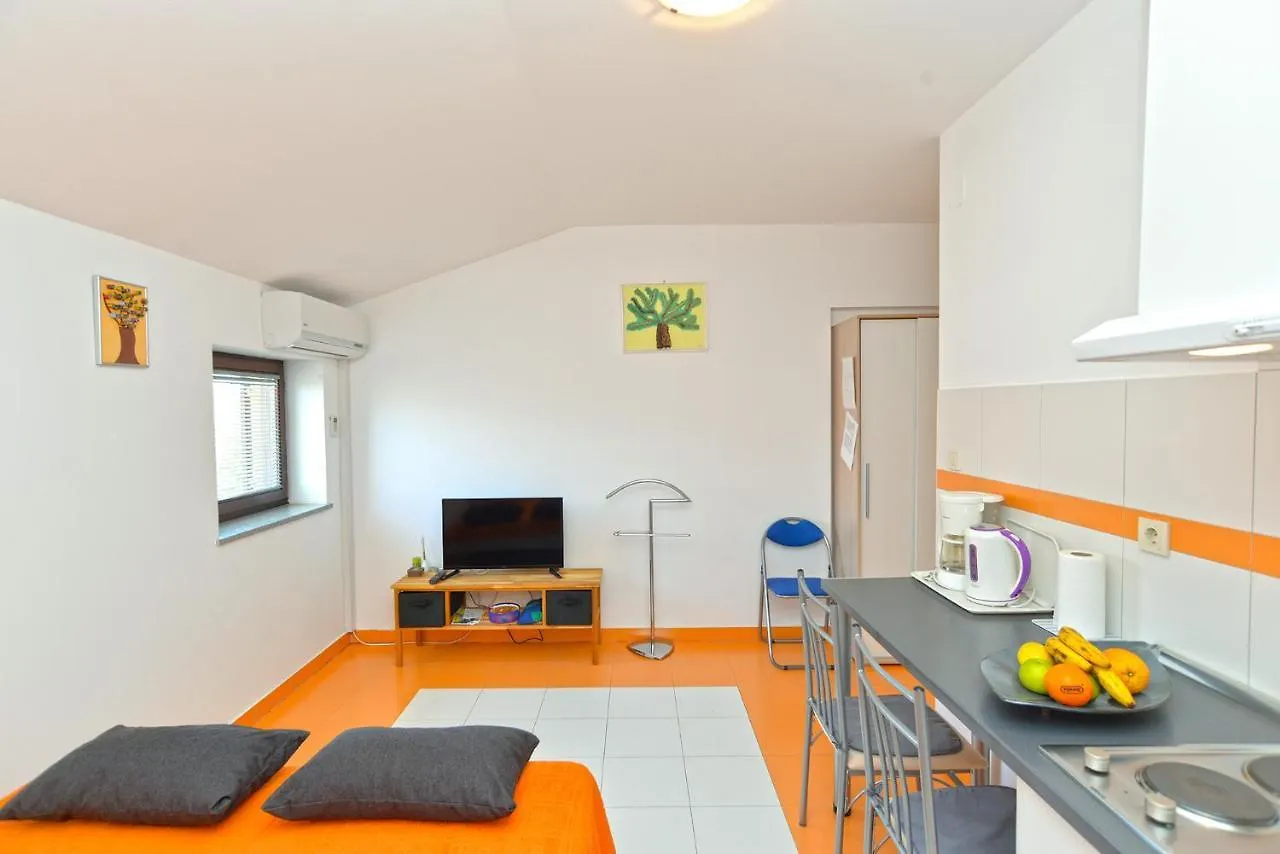 Apartments Stana 242 파자나