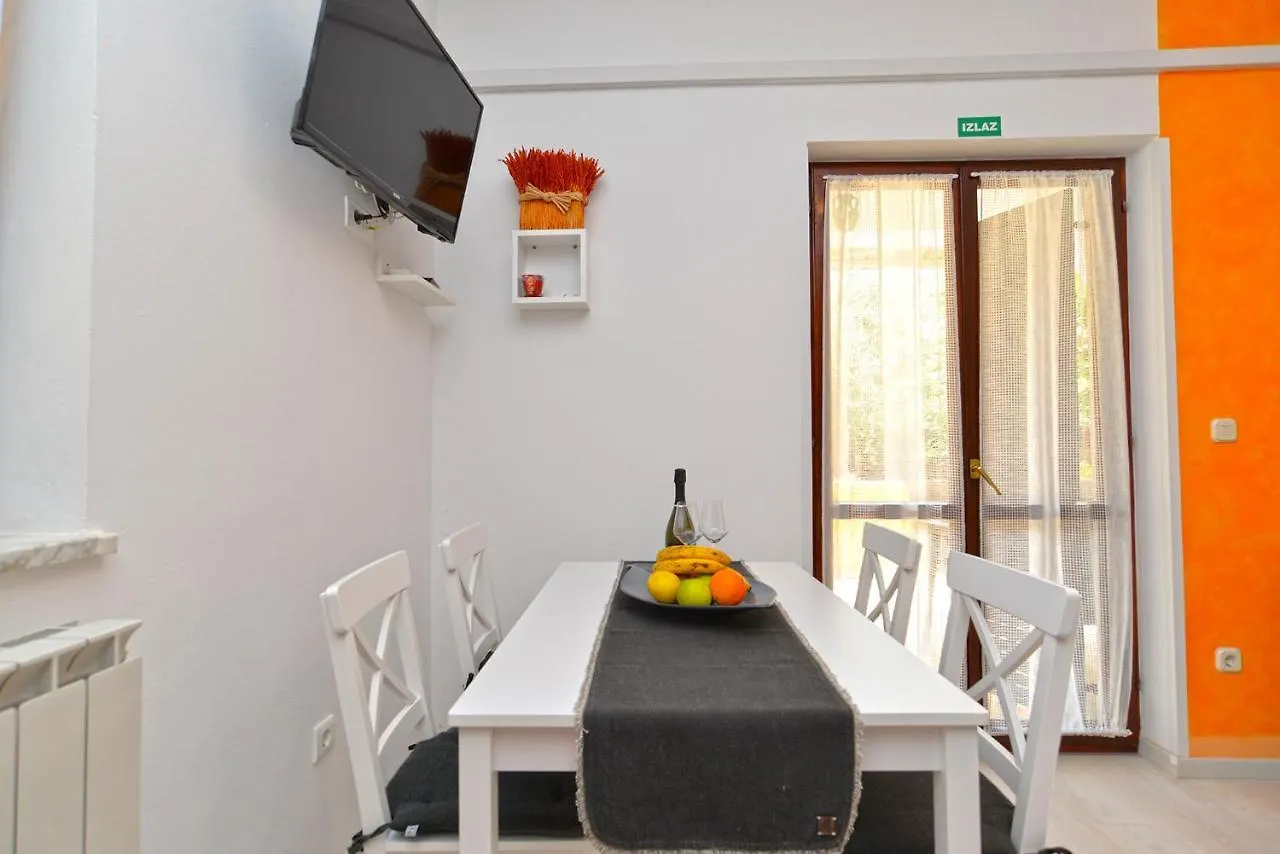 Apartments Stana 242 파자나 0*,